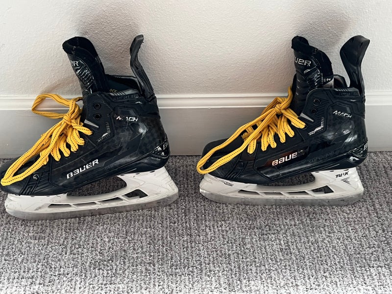 Used Intermediate Bauer Skate Fit 2, Size 5 Supreme Mach Hockey Skates