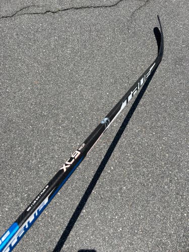 Used Junior True XC9 ACF Hockey Stick Right Handed Mid Pattern