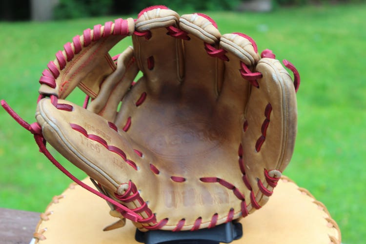 Used Wilson Right Hand Throw Infield A2000 Baseball Glove 11.5"