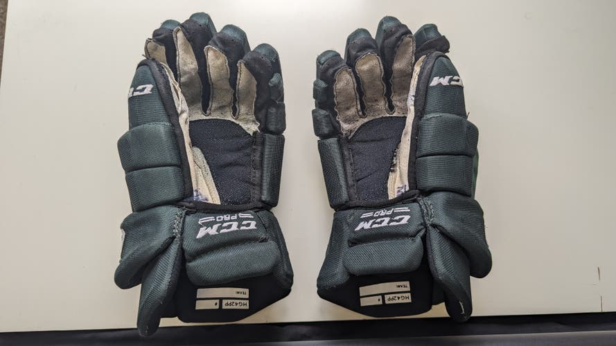 Used CCM HG42PP Gloves 14" Pro Stock Everett Silvertips
