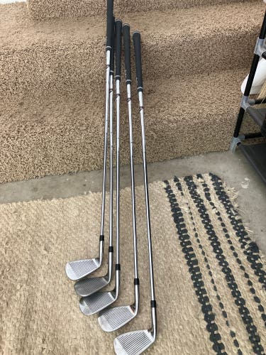 Used Men's  Right Handed Regular Flex Graphite Shaft Tommy Armour Iron Set
