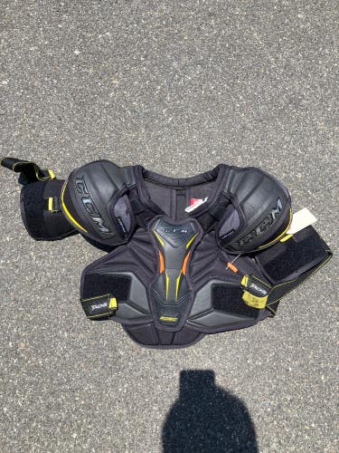 Used Medium Junior CCM Tacks 9080 Shoulder Pads