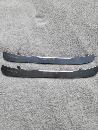 Lightly Used Bauer FLY-Ti Runners (254, Size 6 Skate)