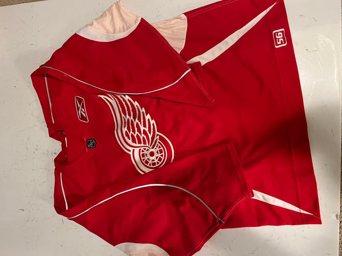 Team Issue Detroit Red Wings Practice jersey Red size 58