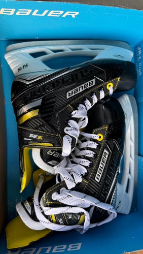 New Bauer Regular Width Size 3 Supreme S35 Hockey Skates