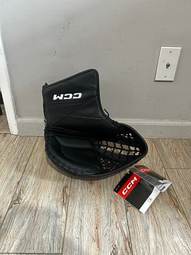 CCM axis 2.9 Senior Glove Brand New