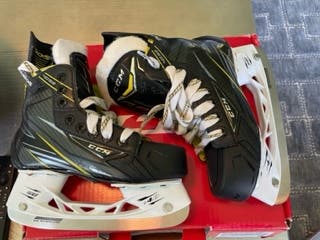 New Junior CCM Tacks 4092 Hockey Skates Extra Wide Width Size 2.5