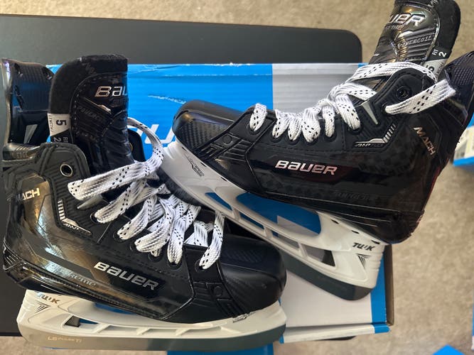 New Intermediate Bauer Size 5 Fit2 Supreme Mach Hockey Skates