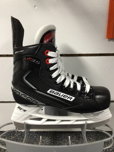 New Junior Bauer Regular Width   Size 2 Vapor X3.5 Hockey Skates