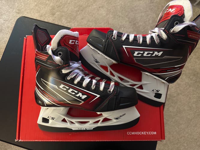 New Intermediate CCM Regular Width   Size 5.5 JetSpeed Control Hockey Skates