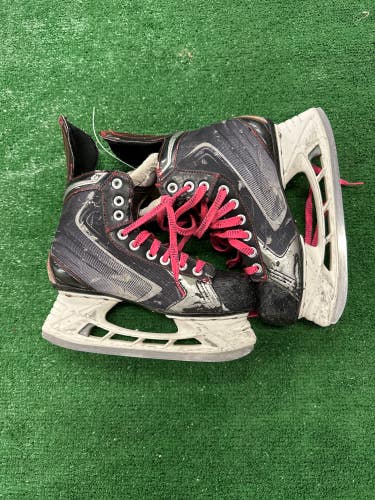 Used Intermediate Bauer Vapor X70 Hockey Skates Regular Width Size 5.5