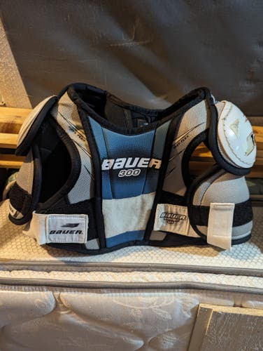 Youth/Junior Hockey Player Shoulder Pads : Junior Large Bauer Sp300 Shoulder Pads