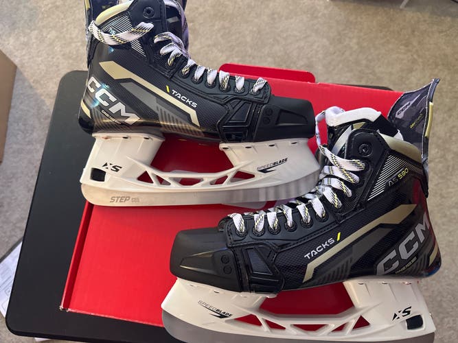 New CCM  9.5 Wide Tacks AS-590 Hockey Skates