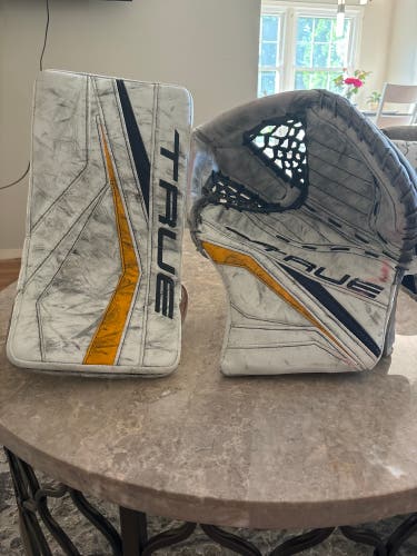 True L12.2 goalie gloves Kevin Lankinen
