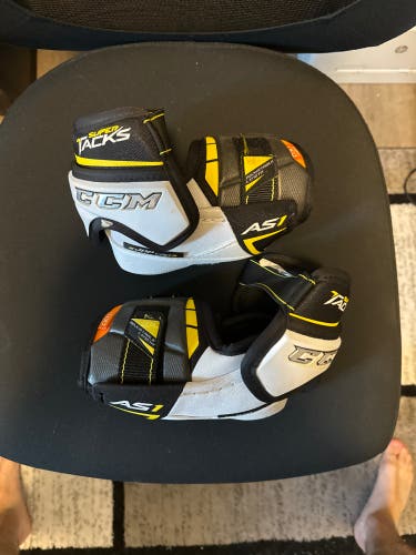 Jr. Large Like New CCM Super Tackles AS1 Elbow Pads