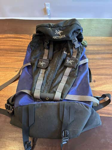 Arcteryx Bora 30 Blue Black Backpack Made in Canada Hike Camp Walk Lg
