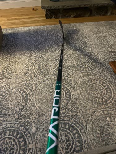 Used Senior Bauer Right Handed P28 Vapor Hyperlite Hockey Stick