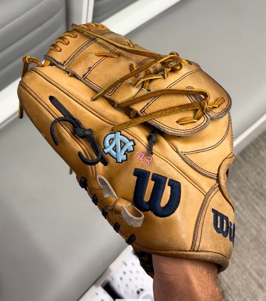 Custom UNC Wilson A200 LHP Glove