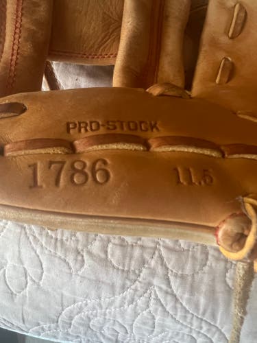 Used 2021 Right Hand Throw Wilson Infield A2000 Baseball Glove 11.5"