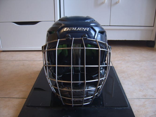 Great Condition Bauer Hyperlite Hockey Helmet sz S-M with Bauer Cage