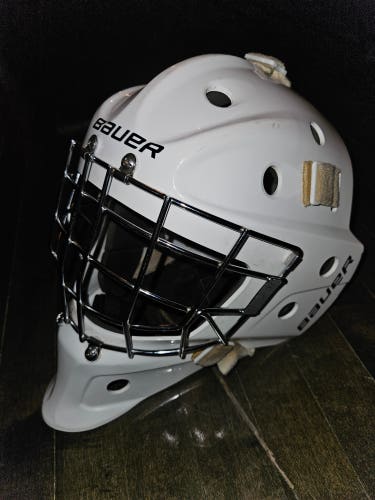 Used Senior Bauer 930 Goalie Mask. Size M/L