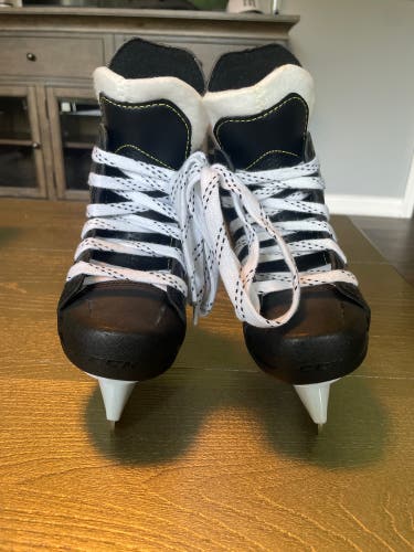 CCM 9040 Youth Size 9