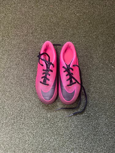 Girl’s Nike Soccer Cleats Size 2 (4242)
