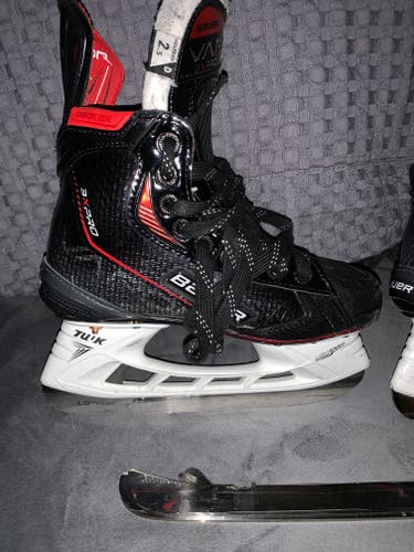 Used Junior Bauer Vapor 3X Pro Hockey Skates Size 2.5