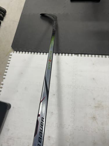 New Senior Bauer Right Handed P28 Pro Stock Vapor Hyperlite 2 Hockey Stick