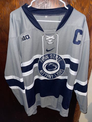 Nike NCAA Penn State Nittany Lions Hockey Jersey Men’s Size Large Used Pre Owned