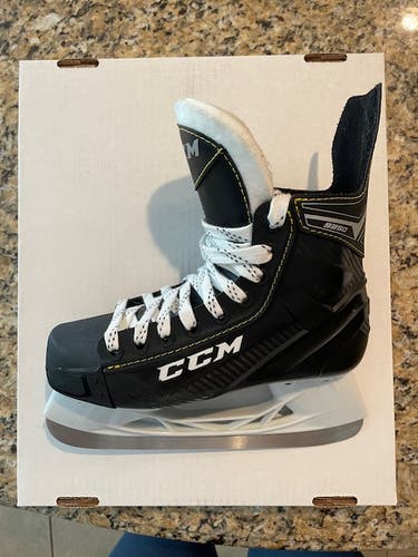 Used Intermediate CCM Super Tacks 9350 Hockey Skates Regular Width Size 4