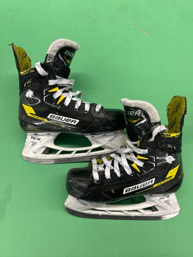 Used Junior Bauer Supreme Hockey Skates Regular Width Size 2.5