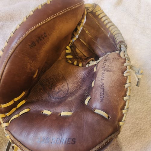 Louisville Slugger Right Hand Throw Catcher's 125 Series Baseball Glove 32"