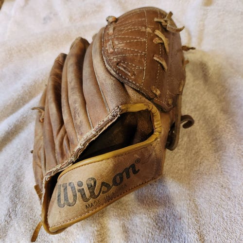 Wilson Right Hand Throw A2185 Jim "Catfish" Hunter Autograph model Baseball Glove 11"