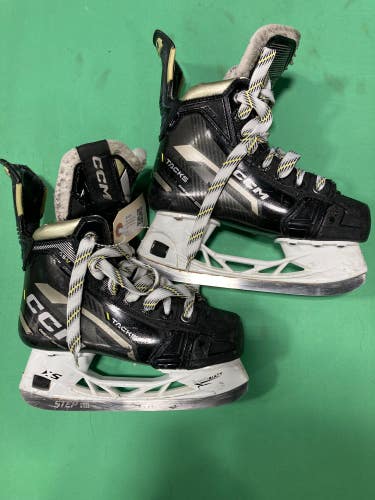 Used Junior CCM AS-V Hockey Skates Size 2.5