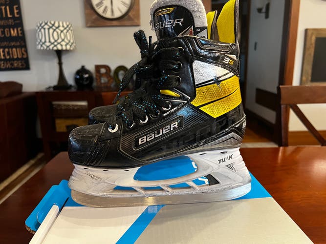 Used Junior Bauer Regular Width Size 3 Supreme 3S Hockey Skates