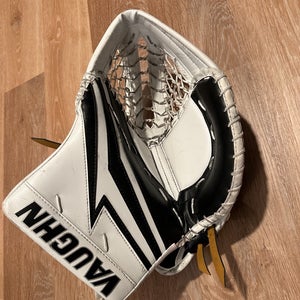 Used Intermediate Vaughn Velocity V9 XP Regular Glove Black/White