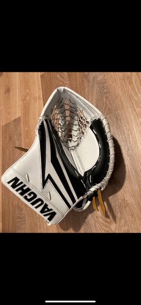 Used Intermediate Vaughn Velocity V9 XP Regular Glove Black/White