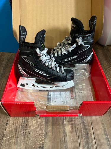 Used Junior CCM Regular Width Size 3 RibCor MaxxPro Hockey Skates