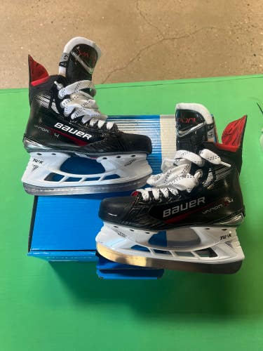 New Intermediate Bauer Vapor X4 Hockey Skates Size 4.5 Fit 1