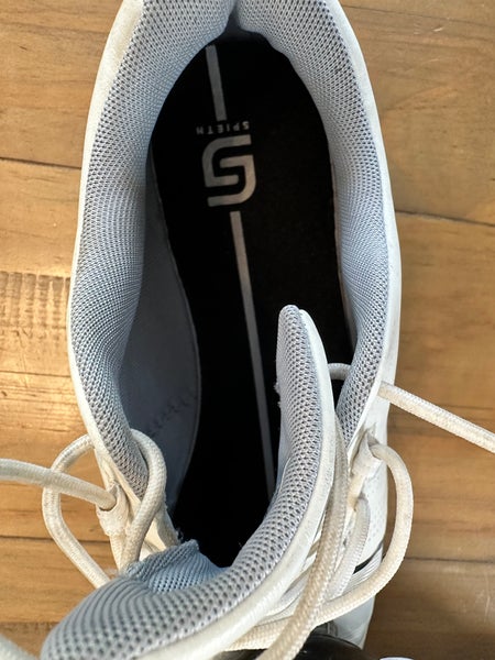Youth golf shoes