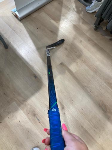 Used Youth Bauer Nexus Geo Hockey Stick Right Handed P28