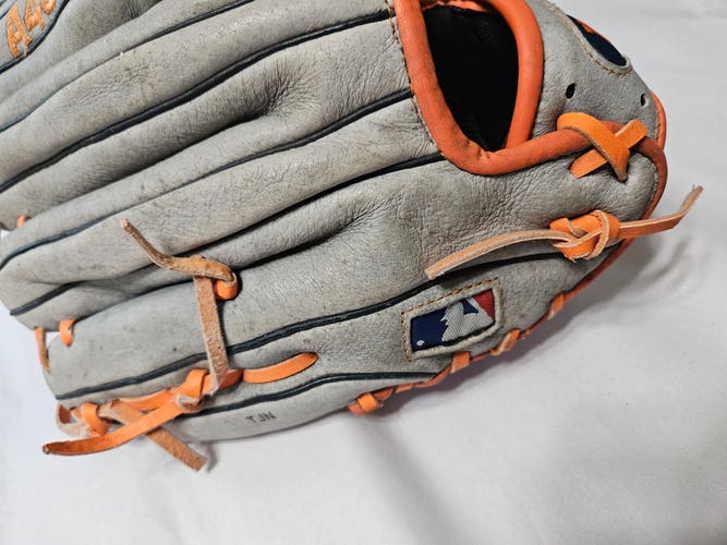 Used Wilson A450  11/1-2" Fielders Gloves