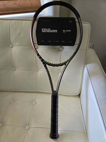 New Wilson Blade 100L V8 Tennis Racquet