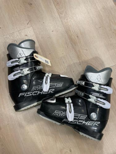 Used Kid's Fischer Race Jr 30 Ski Boots 271mm