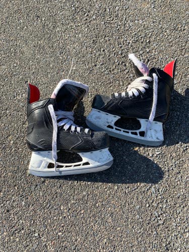 Used Junior Bauer Vapor X Velocity Hockey Skates Extra Wide Width Size 2.5
