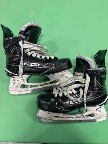 Used Intermediate Bauer Supreme 1S Hockey Skates Regular Width Size 5.5