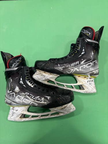 Used Intermediate Bauer Vapor Hyperlite Hockey Skates (Fit 3) - Size: 6.5 (NO STEEL)