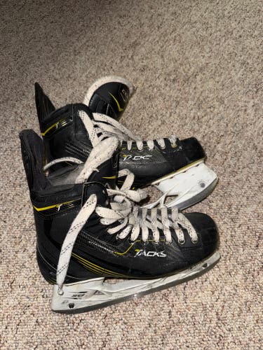 Used Senior CCM Regular Width  8 Tacks Hockey Skates