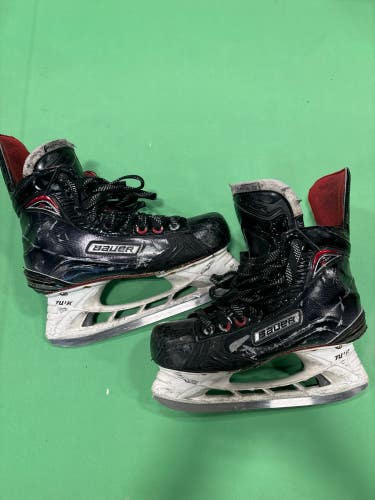 Used Intermediate Bauer Vapor X900 Hockey Skates Regular Width Size 4